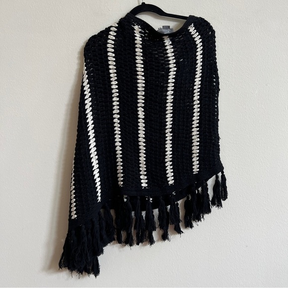 ANTHROPOLOGIE ONE SHOULDER CROCHET PONCHO BLACK AND WHITE ONE SIZE - Picture 6 of 6